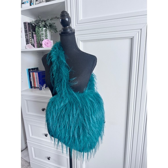 Green Faux Fur Heart Shaped Shoulder Bag - Picture 3 of 7